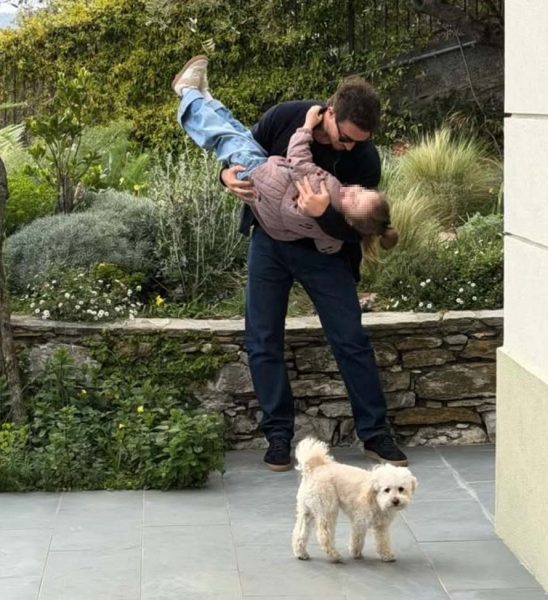 «Con lei ho trovato una serenità nuova»: Antonino Spinalbese vive alla grande il suo amore per la tatuatrice Ainhoa Foti Rodriguez, ma è la nuova foto sui social a dimostrare che il matrimonio segreto della coppia sarebbe avvenuto davvero! Antonino Spinalbese papà dolcissimo con la sua Luna Marì