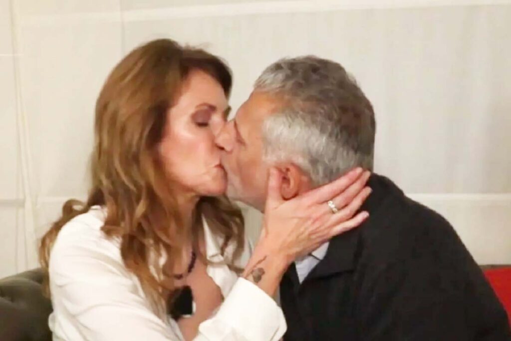 Cinzia Paolini e Marco Troiani fidanzati lontano da 'Uomini e Donne'? L'anello, la collana e gli avvistamenti a Salerno sembrano raccontare il lieto fine più inaspettato del Trono Over Cinzia Paolini e Marco Troiani fidanzati lontano da 'Uomini e Donne'? L'anello, la collana e gli avvistamenti a Salerno sembrano raccontare il lieto fine più inaspettato del Trono Over