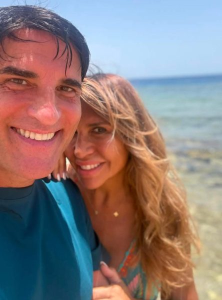 Sal Da Vinci e Paola Pugliese, il cantante festeggia un anniversario pieno d'amore: «Sono passati 34 anni dal quel per sempre sì, e 42 dal primo bacio: non immaginavo di provare così tanta gioia nella vita» Sal Da Vinci e Paola Pugliese
