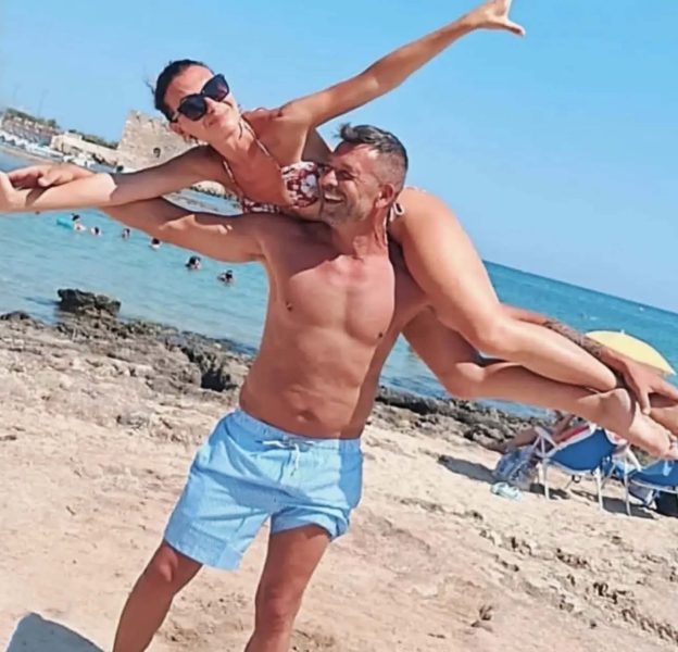 L'estate d'amore degli ex U&D Agnese De Pasquale e Roberto Priolo, e il Cavaliere si scatena: «dicono che la felicità sia leggera, ma per me ha la forma del tuo sorriso complice e la profondità dei tuoi occhi belli» Agnese De Pasquale e Roberto Priolo