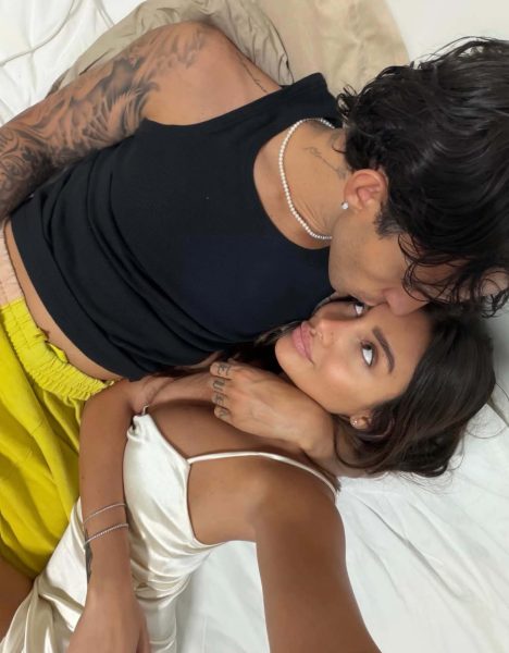 Aka7even e Cristina Ferrara, la dedica che esalta la loro storia. «Forse è proprio questo l'amore che immaginavo», le parole dell'ex corteggiatrice di Uomini e Donne, con la tenera risposta del cantante: «Non riesco a vedere il mio futuro senza di te!» Aka7even e Cristina Ferrara