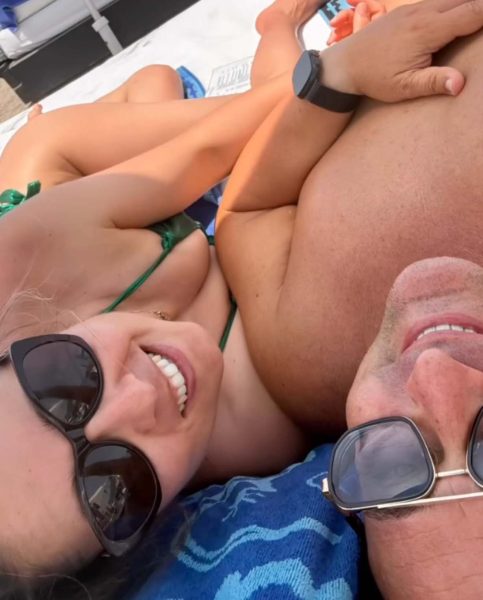 «Stavolta sono innamorato, ho scritto 5 canzoni per lei». Cosimo Dadorante si fidanza ufficialmente con Ola Erjola lontano dagli studi di U&D, e punge la… quasi ex Tina Cipollari: «E chi la vede e la sente più» Cosimo Dadorante e i primi scatti d'amore con Ola
