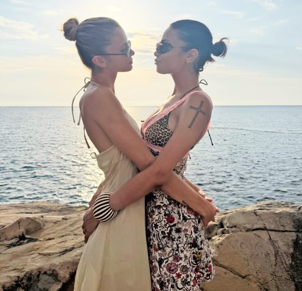 Elodie e Franceska Nuredini da oggi sono una coppia, è la ballerina a ufficializzare la storia sotto una foto della cantante: «La mia fidanzata stupenda», il dolce commento che conferma la relazione dopo mesi di indiscrezioni e scatti social sempre più intimi Elodie e Franceska Nuredini,