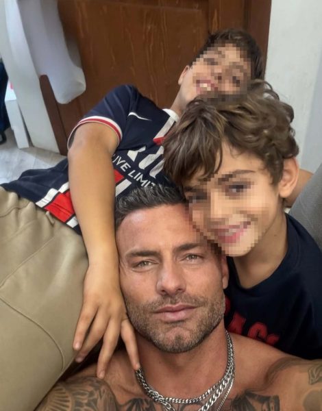 «Mai più sul trono, ho troppi ricordi». Il mitico tronista di U&D Eugenio Colombo a 39 anni si racconta tra musica, figli, il passato e la voglia di innamorarsi ancora: «spero di ritrovare le farfalle nello stomaco» Eugenio Colombo con i due figli Brando e Zeno