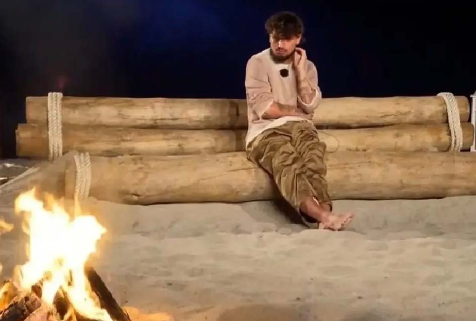 «Ora sfascio tutto»: Giovanni Grazioso esplode dopo il falò negato da Sabrina Soussi, distrugge i pouf del villaggio di Temptation Island e confessa «prima di tutto c'è la dignità», mentre la fidanzata è sempre più vicina a Lory Giovanni Grazioso, al falò di Temptation Island è rimasto solo