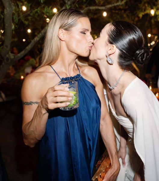 Il bacio da sposina di Aurora Ramazzotti a mamma Michelle Hunziker