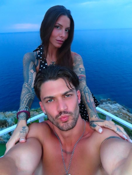 Jonas Pepe e Anita Mazzotta, la vacanza segreta al Giglio e i 20 scatti al bacio che fanno impazzire il web: «Un amore così puro e silenzioso che fa più rumore di un amore urlato a tutti» Jonas Pepe e Anita Mazzotta