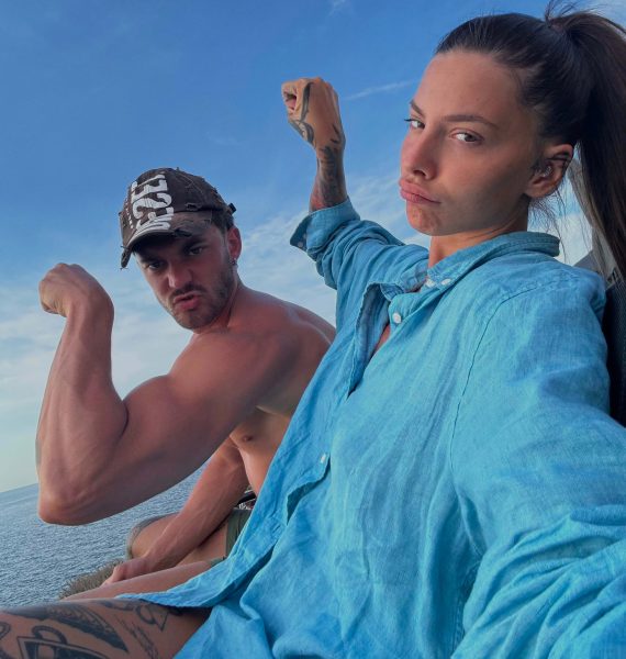 Jonas Pepe e Anita Mazzotta, la vacanza segreta al Giglio e i 20 scatti al bacio che fanno impazzire il web: «Un amore così puro e silenzioso che fa più rumore di un amore urlato a tutti» Jonas Pepe e Anita Mazzotta