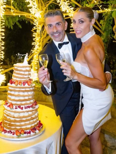 «Ci siamo detti di sì per sempre»: le nozze Vip di Simone Di Pasquale, Mattia Marciano, Matteo Guidetti e Salvatore Esposito, un'estate di grandi matrimoni d'amore che ha conquistato il web con cerimonie fantastiche e il bianco delle bellissime spose Le nozze Vip di Simone Di Pasquale e Maria Di Stolfo