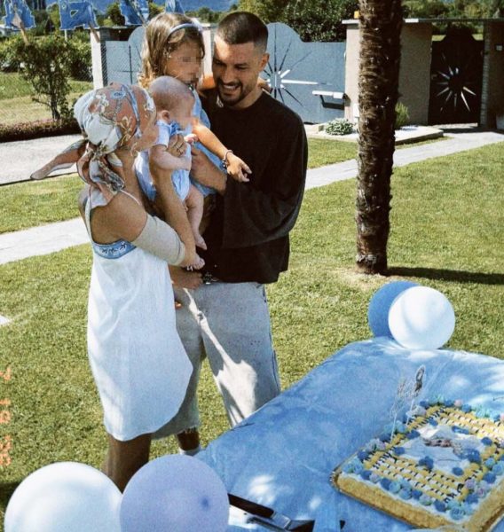 Natalia Paragoni, la forza di una mamma che non ha paura di mostrare la malattia: «Ho pianto tanto, ma ce farò per le mie bambine». Poi arrivano le buone notizie: «Siamo felici, la terapia sta andando benissimo» Natalia Paragoni, Andrea Zelletta con le figlie Ginevra e Beatrice