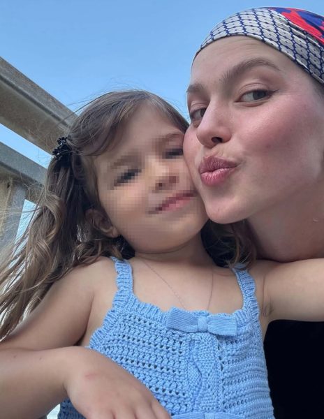 Natalia Paragoni, la forza di una mamma che non ha paura di mostrare la malattia: «Ho pianto tanto, ma ce farò per le mie bambine». Poi arrivano le buone notizie: «Siamo felici, la terapia sta andando benissimo» Natalia Paragoni felice con la sua Ginevra
