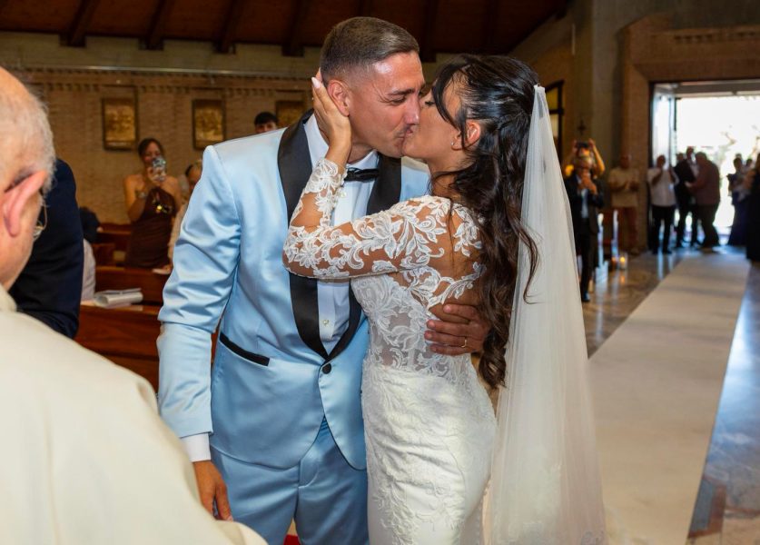 Selvaggia Roma dice sì all'amore con Luca Teti: una cerimonia da sogno, i fuochi d'artificio che incendiano il cielo e quella bambina, Luce, che ha reso la loro favola ancora più vera Selvaggia Roma e Luca Teti