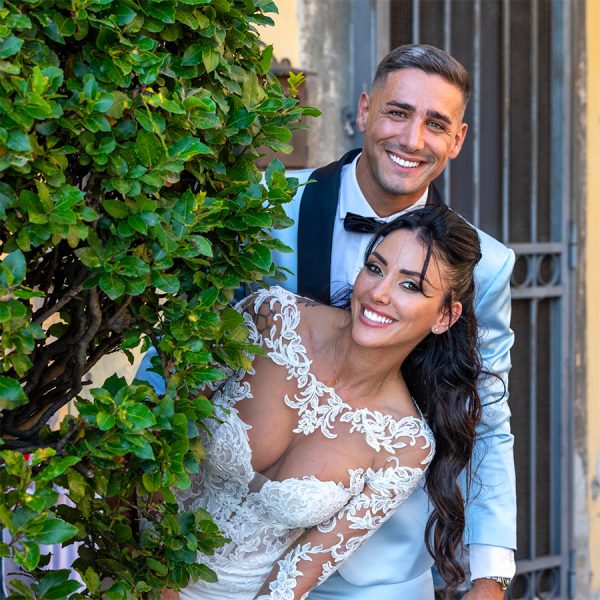 Selvaggia Roma dice sì all'amore con Luca Teti: una cerimonia da sogno, i fuochi d'artificio che incendiano il cielo e quella bambina, Luce, che ha reso la loro favola ancora più vera Selvaggia Roma e Luca teti nozze