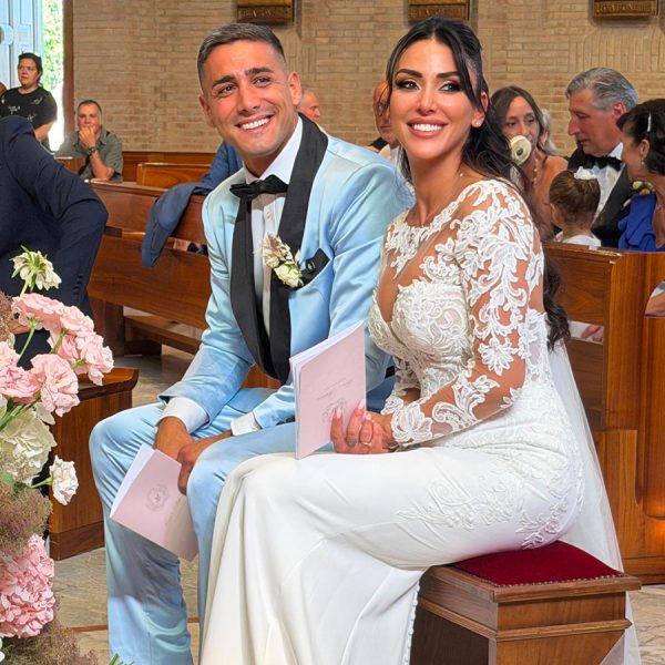 Selvaggia Roma dice sì all'amore con Luca Teti: una cerimonia da sogno, i fuochi d'artificio che incendiano il cielo e quella bambina, Luce, che ha reso la loro favola ancora più vera Selvaggia Roma e Luca teti nozze2