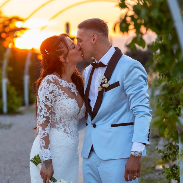 Selvaggia Roma dice sì all'amore con Luca Teti: una cerimonia da sogno, i fuochi d'artificio che incendiano il cielo e quella bambina, Luce, che ha reso la loro favola ancora più vera Selvaggia Roma e Luca teti nozze6