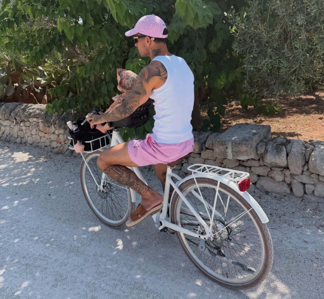 Tony Effe in versione papà va a spasso in bici con Priscilla
