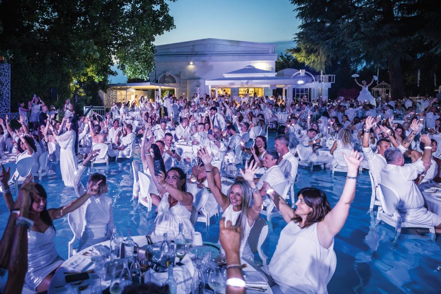 White Dinner Water Show, a Villa ReNoir uno spettacolo senza precedenti tra musica, giochi d’acqua e tante star: il via agli eventi dell'estate insieme a Eva3000 comunicato stampa