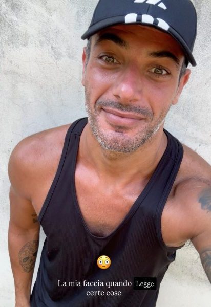 Aldo Palmeri, il giallo della foto con un piede di donna accende il gossip: Alessia Cammarota? L’ex tronista smentisce e il web si scatena: «ha un nuovo amore» Aldo Palmeri, il giallo della foto con un piede di donna accende il gossip: Alessia Cammarota? L’ex tronista smentisce e il web si scatena: «ha un nuovo amore»