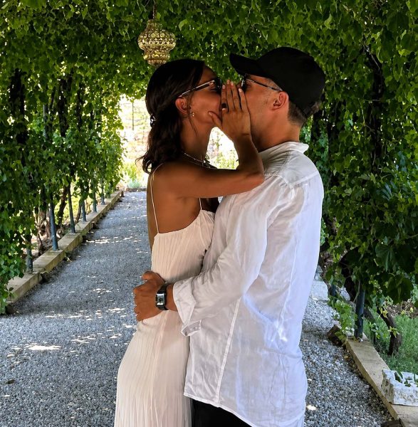 Belen Rodriguez, il durissimo 'Vaffa' social dopo il gossip sulla sua vacanza in Sardegna senza Gaetano Fidanzati: «Bravi a tagliare le foto e a far credere cose diverse per rovinare la serenità». Poi il finale shock: «Chi semina cattiveria prima o poi la ritrova» Belen Rodriguez, il durissimo 'Vaffa' social dopo il gossip sulla sua vacanza in Sardegna senza Gaetano Fidanzati: «Bravi a tagliare le foto e a far credere cose diverse per rovinare la serenità». Poi il finale shock: «Chi semina cattiveria prima o poi la ritrova»
