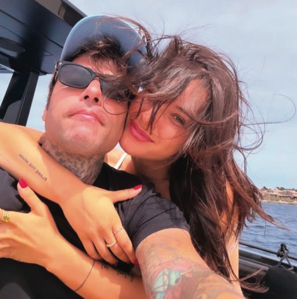 Fedez e Giulia Honegger in Sardegna con il piccolo Edoardo Lupo. Il rapper dopo il nuovo ricovero ha scelto di fermarsi per dedicarsi solo alla sua giovane famiglia: «Mi sento ancora una volta fortunato ad essere sotto questo cielo» Fedez e Giulia