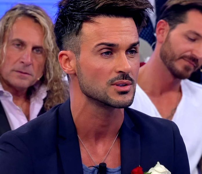 Jessica Morlacchi e Giovanni Cioffi, è arrivato il primo bacio social: dopo le foto e le tante indiscrezioni ecco lo scatto che ufficializza l’amore tra la vincitrice del Gf e l’ex Cavaliere del trono Over Giovanni Cioffi, ex Cavaliere del trono Over di Uomini e Donne