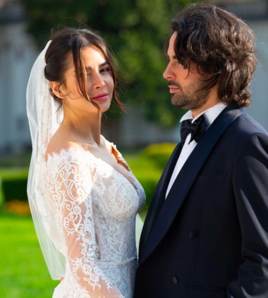 Karen Norman si sposa dopo ‘L’Amore è Cieco Italia’. La proposta da sogno del nuovo fidanzato Fabio Romano e l’anello meraviglioso: «Sì, oggi e sempre», mentre anche l’ex sposo al buio Nicola Botticini ha voltato pagina Karen Norman si sposa dopo ‘L’Amore è Cieco Italia’. La proposta da sogno del nuovo fidanzato Fabio Romano e l’anello meraviglioso: «Sì, oggi e sempre», mentre anche l’ex sposo al buio Nicola Botticini ha voltato pagina