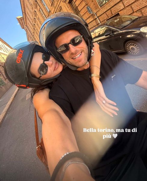 Shaila Gatta, per l’ex Velina di Striscia la Notizia e vincitrice del GF il nuovo amore è Simone Camolese: «Bella Torino ma tu di più», ecco la foto in moto che ufficializza la coppia, dopo un’estate di indizi e di fughe romantiche segretissime Shaila Gatta e Simone Camolese