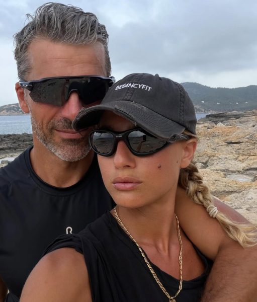 Dopo i tanti sospetti e le foto esplicite a Formentera Luca Argentero e Cristina Marino annunciano la loro dolcissima attesa del terzo figlio: «La vita, ancora». E l’attore scherza subito sui social: «Amore, dobbiamo cambiare la macchina» Luca Argentero e Cristina Marino
