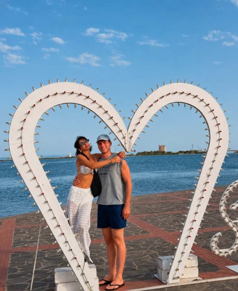 Martina Miliddi, vacanza d’amore in Sardegna con Spillo prima di Affari Tuoi. Le foto con la famiglia e quel dolce sogno sul futuro, della coppia: «Immaginiamo già come saranno le nostre nozze» Martina Miliddi e Simone Milani durante la loro vacanza in Sardegna