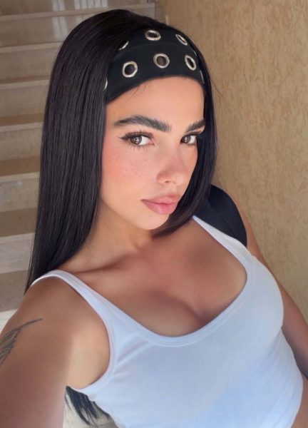Ernesto Passaro, chi è la ragazza misteriosa abbracciata a lui in auto? A Eva 3000 svela tutto su Antonella: «Ha riacceso emozioni che credevo spente», poi ammette: «Non pensavo di poter provare ancora tutto questo, porta leggerezza dove c'era solo diffidenza» Ernesto Passaro, chi è la ragazza misteriosa abbracciata a lui in auto? A Eva 3000 svela tutto su Antonella: «Ha riacceso emozioni che credevo spente», poi ammette: «Non pensavo di poter provare ancora tutto questo, porta leggerezza dove c'era solo diffidenza»