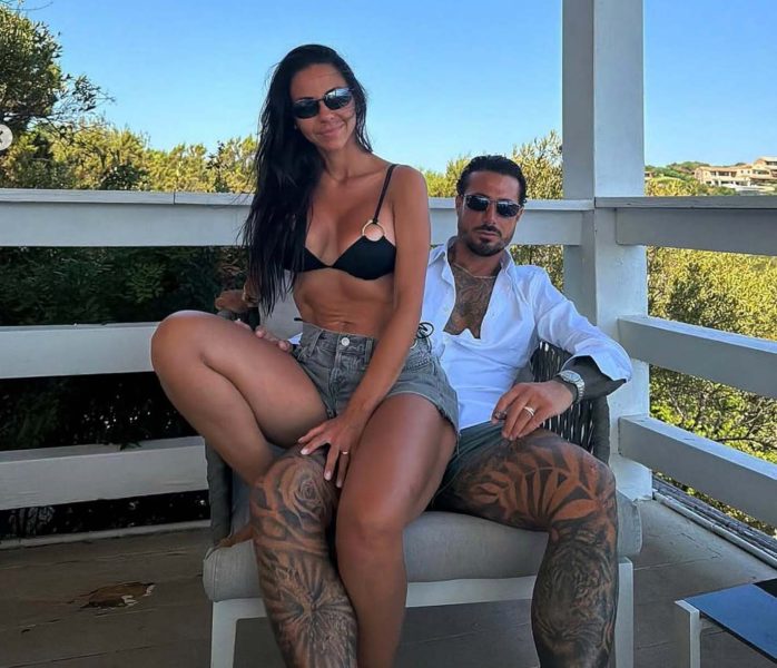Armando Izzo e Titta Angellotti, ora la pace è ufficiale: «Ho fatto soffrire la donna che amo», il calciatore conferma il ritorno in famiglia e difende la moglie ritrovata: «Perché perdonare dovrebbe essere una colpa?» Armando Izzo e Titta Angellotti