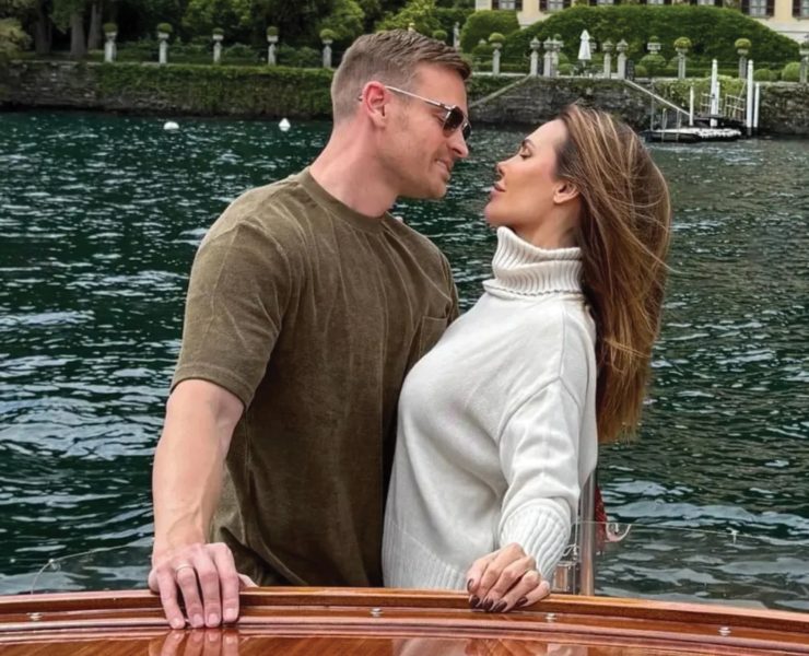 I segreti di Bastian Muller, l’uomo che in silenzio ha stregato Ilary Blasi. L’amore, la famiglia e il mestiere del romantico tedesco, anche se per gli amici più stretti «lo ha rimorchiato lei» I segreti di Bastian Muller, l’uomo che in silenzio ha stregato Ilary Blasi. L’amore, la famiglia e il mestiere del romantico tedesco, anche se per gli amici più stretti «lo ha rimorchiato lei»