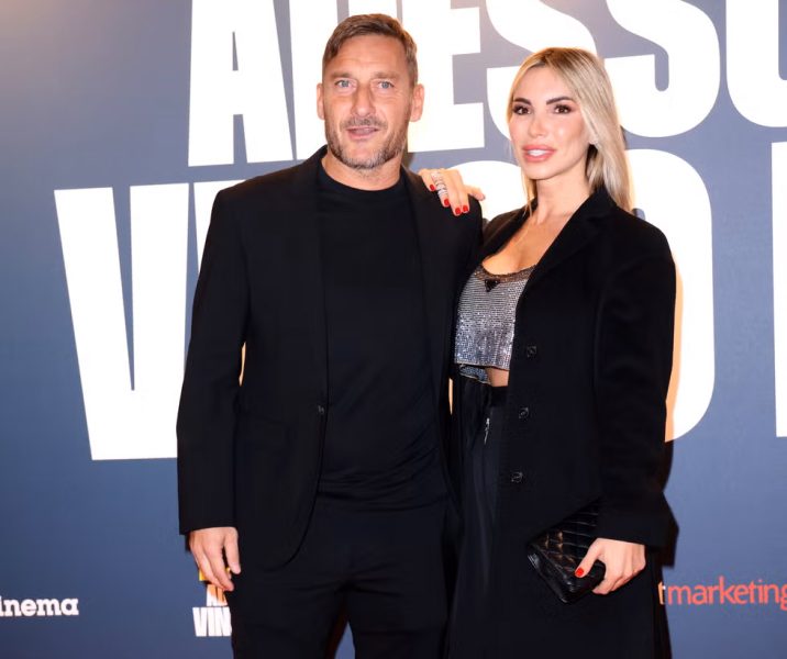 Francesco Totti e l’alba della storia d’amore con Noemi Bocchi: «Il primo bacio in auto a Piazza del Popolo come due ragazzini». Il momento più difficile è stato dirlo ai figli: «Chanel non mi ha parlato per 9 mesi, è stato un plotone di esecuzione» Francesco Totti e Noemi Bocchi