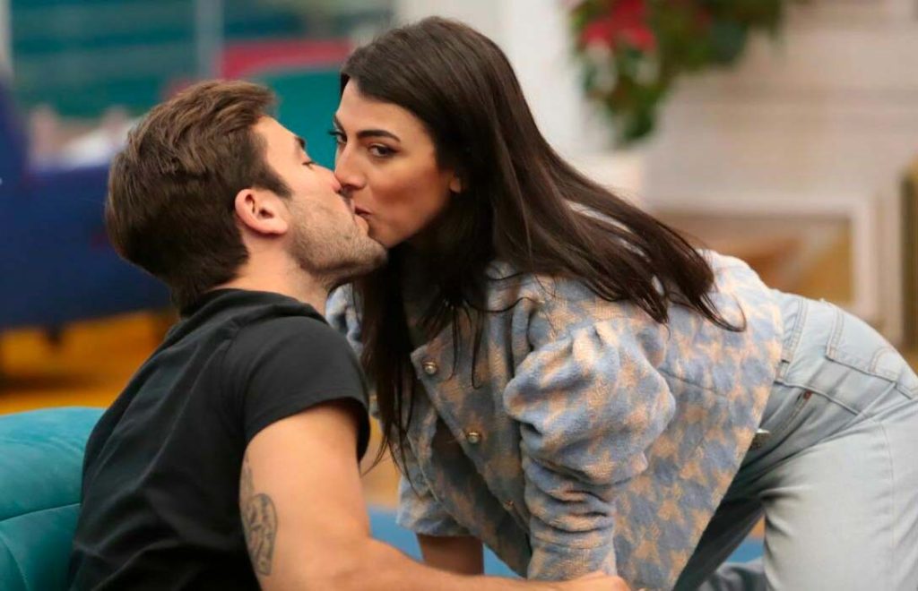 Giulia Salemi e Pierpaolo Pretelli, momento difficile dopo cinque anni d’amore? Secondo il gossip non vivrebbero più sotto lo stesso tetto, ma restano uniti per Kian. Il saluto tenerissimo al parco riaccende la speranza: «La parola fine non è ancora scritta» Giulia Salemi e Pierpaolo Pretelli nel 2021 nella casa del Grande Fratello Vip