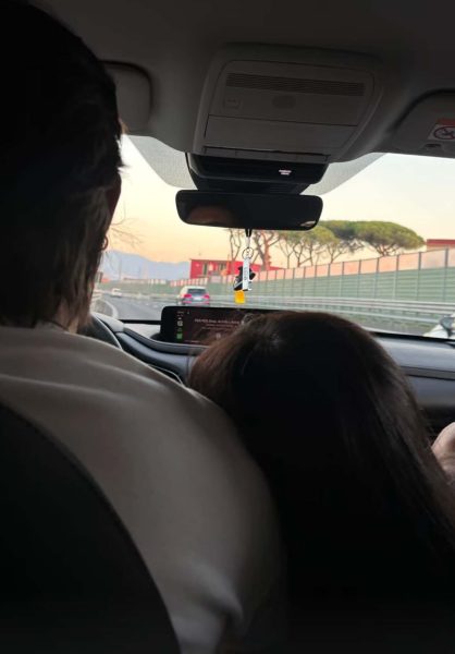 Ernesto Passaro, chi è la ragazza misteriosa abbracciata a lui in auto? A Eva 3000 svela tutto su Antonella: «Ha riacceso emozioni che credevo spente», poi ammette: «Non pensavo di poter provare ancora tutto questo, porta leggerezza dove c'era solo diffidenza» La foto misteriosa di Ernesto Passaro