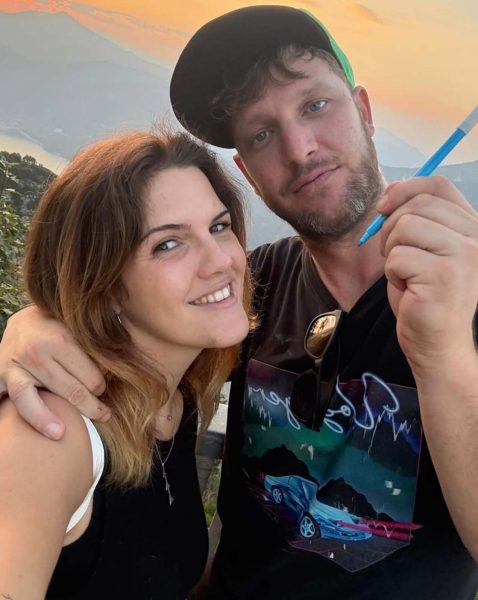 Linda Manzoni e Federico Cortinovis, la grande felicità è il loro cucciolo Matteo: «In quella notte mi sono rinnamorata di te». Il parto durissimo, le lacrime, la paura e quei primi giorni da genitori pieni d’amore: «da quel momento esistiamo solo noi tre» Linda Manzoni e Federico Cortinovis