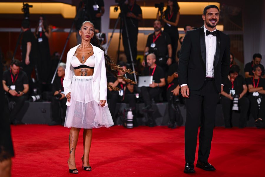 Manuela Testepazze e Lorenzo Spolverato, insieme sul red carpet al Festival in laguna. Lei conquista tutti con il look più audace, lui, il bellissimo del Grande Fratello, impeccabile ed elegante: Venezia non li dimenticherà Manuela Testepazze e Lorenzo Spolverato, insieme sul red carpet al Festival in laguna. Lei conquista tutti con il look più audace, lui, il bellissimo del Grande Fratello, impeccabile ed elegante: Venezia non li dimenticherà