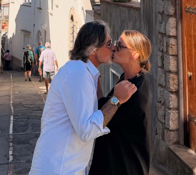 Vanessa Incontrada e Rossano Laurini, la mini luna di miele a Capri tra baci, amici e famiglia: dopo 20 anni di amore e il sì nel Chianti, si godono il primo viaggio con la fede al dito Per Vanessa Incontrada e Rossano passeggiata al bacio sull'isola dell'amore