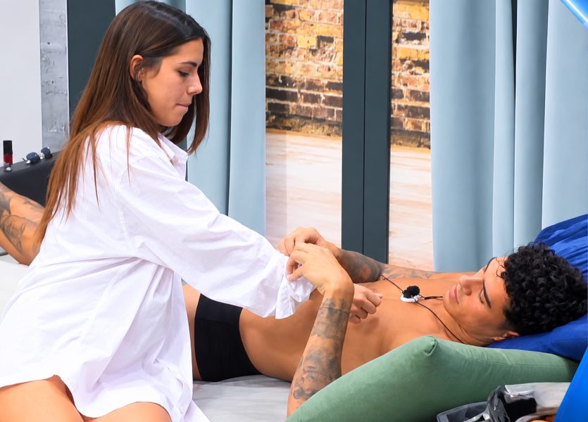Piera Meloni e Roncaccia sempre più vicini nella casa del GF Vip: «Lui è proprio il mio tipo. E io che ne so se qui trovo l’amore della mia vita?». Ma Alessandro frena: «Piera mi piace e l'ho detto anche a lei, però è fidanzata e lo rispetto» Piera Meloni e Alessandro Roncaccia