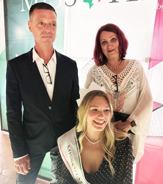 Sarah Rizea è Miss Italia 2026: lo sport, la famiglia e un sogno nel cassetto, diventare giornalista sportiva. Per adesso il suo cuore è libero: «Non sono fidanzata, il mio vero amore è il nuoto, quando entro in vasca rinasco» Sarah Rizea è Miss Italia 2026: lo sport, la famiglia e un sogno nel cassetto, diventare giornalista sportiva. Per adesso il suo cuore è libero: «Non sono fidanzata, il mio vero amore è il nuoto, quando entro in vasca rinasco»
