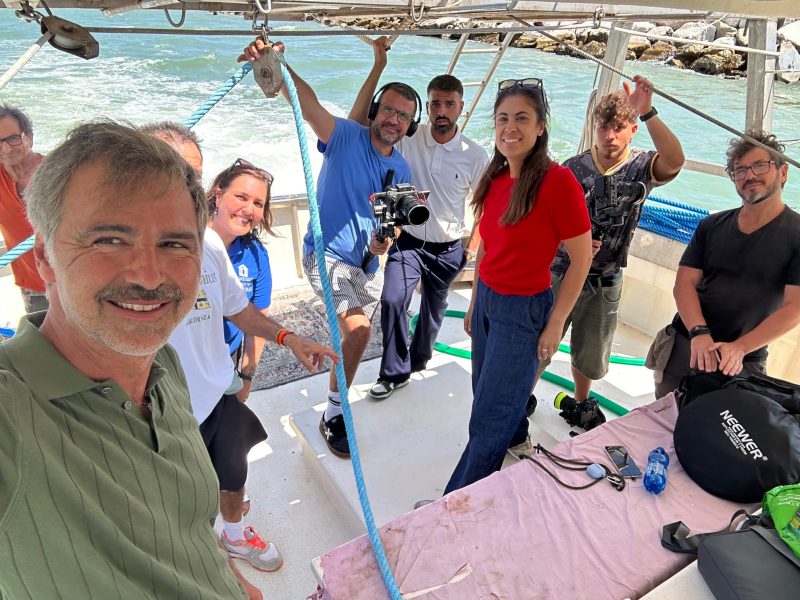 Beppe Convertini, dalle coste delle Marche alla Campania: l’ultima rotta di Azzurro attraversa mare, borghi, tradizioni e sapori per chiudere la sesta stagione con un viaggio speciale Beppe Convertini