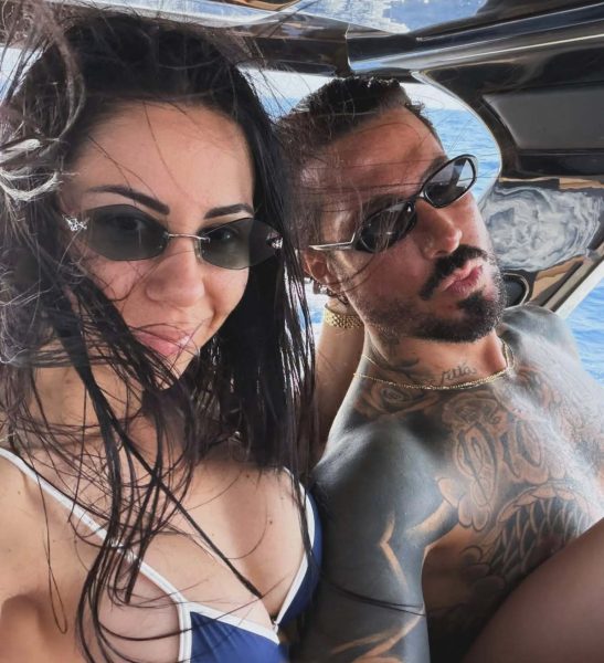Titti Angellotti e Armando Izzo di nuovo insieme, lei ufficializza il ritorno di fiamma sui social: «Scelgo di passare tutta la vita con te, in nome di un amore che ancora dopo 20 anni mi stravolge». La risposta di Raffaella Fico è una stoccata al veleno per la coppia bis? Titti Angellotti e Armando Izzo