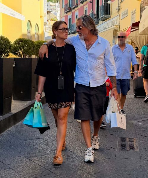 Vanessa Incontrada e Rossano Laurini, la mini luna di miele a Capri tra baci, amici e famiglia: dopo 20 anni di amore e il sì nel Chianti, si godono il primo viaggio con la fede al dito Vanessa Incontrada e Rossano Laurini a passeggio per Capri a fare shopping