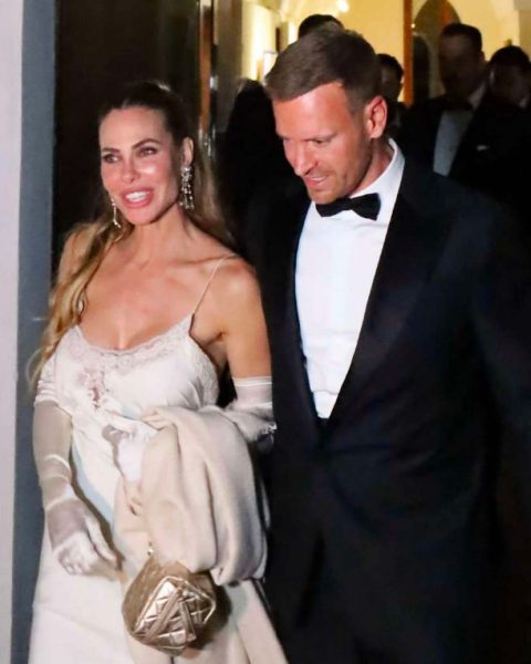 Ilary Blasi, dopo le nozze con Bastian Müller arriva la confessione shock: «Non è una questione di vendetta o rivincita», poi sul matrimonio spiazza tutti: «Se lo fai la seconda volta sei più cosciente» Verissimo ha pubblicato le prime foto della cerimonia civile tra Ilary Blasi e Bastian