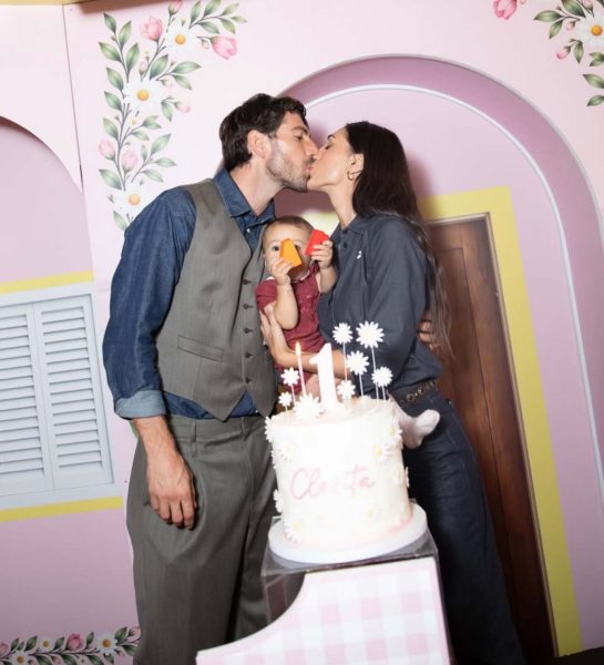 Cecilia Rodriguez e Ignazio Moser, primo compleanno da sogno per Clara Isabel con la famiglia e zia Belen. Dopo mesi di voci la coppia risponde con sorrisi e complicità: «Sei la cosita più bella che abbiamo mai conosciuto» Cecilia Rodriguez e Ignazio Moser con Clara Isabel