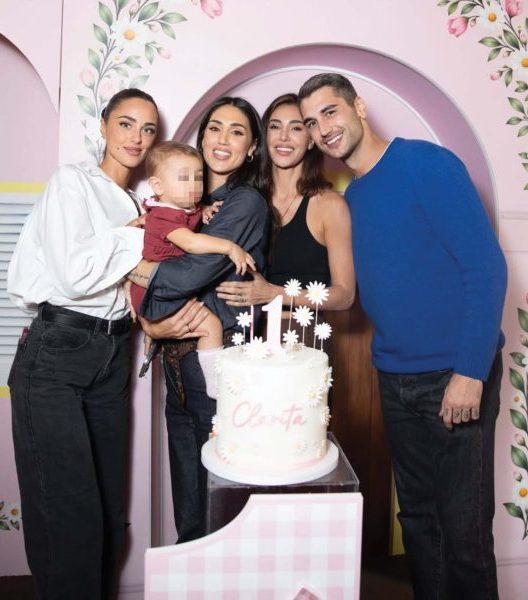 Cecilia Rodriguez e Ignazio Moser, primo compleanno da sogno per Clara Isabel con la famiglia e zia Belen. Dopo mesi di voci la coppia risponde con sorrisi e complicità: «Sei la cosita più bella che abbiamo mai conosciuto» Cecilia Rodriguez e Ignazio Moser con Clarita e gli zii
