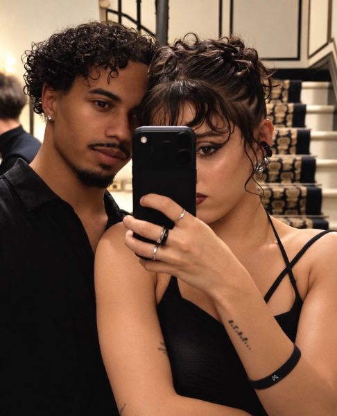 Giulia Stabile esce allo scoperto con Kalifa Burton, ballerino e attore di 25 anni: mano nella mano a Londra dopo mesi di complicità. Poi confessa: «Amore è una parola enorme, ma lo sto scoprendo» Giulia Stabile e Kalifa Burton, i due ballerini sono molto vicini.jpg