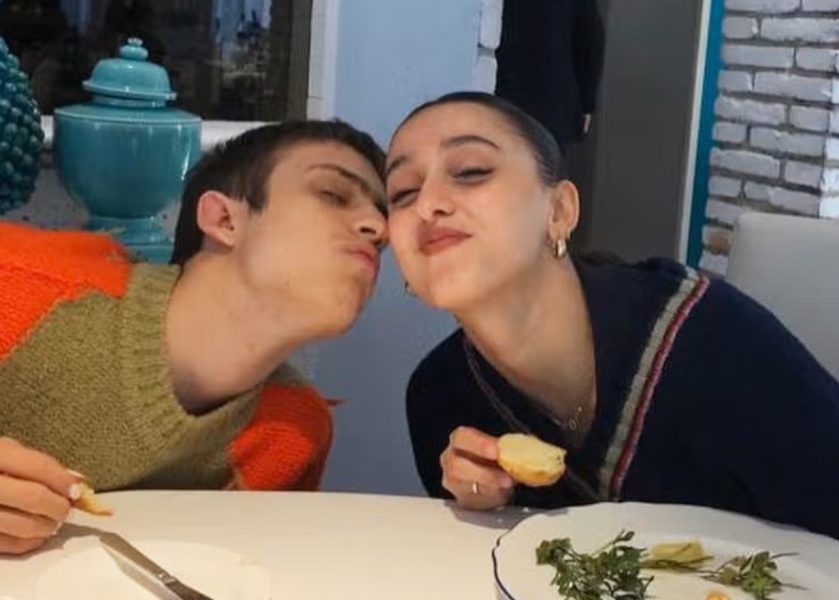 Giulia Stabile esce allo scoperto con Kalifa Burton, ballerino e attore di 25 anni: mano nella mano a Londra dopo mesi di complicità. Poi confessa: «Amore è una parola enorme, ma lo sto scoprendo» Giulia Stabile e Sangiovanni, la loro storia è durata poco meno di tre anni