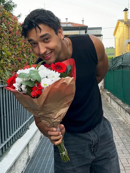 Jakub Bakkour, il super tentatore esce allo scoperto con una misteriosa bionda, poi punge Sara Gaudenzi, che lo eliminò a U&D: «Il tempo mostra sempre le vere intenzioni» Jakub Bakkour ha avuto qualcosa da dire a Sara Gaudenzi