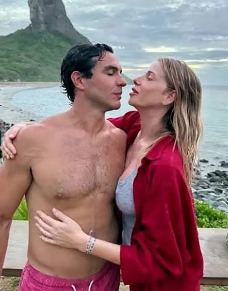 Alessia Marcuzzi e Tiago Schietti, il bacio davanti alla Torre Eiffel accende la fuga romantica tra Londra e Parigi: la loro storia sempre più importante corre felice tra l'Italia e il Brasile La storia d'amore tra Alessia Marcuzzi e Tiago Schietti è nata in Brasile